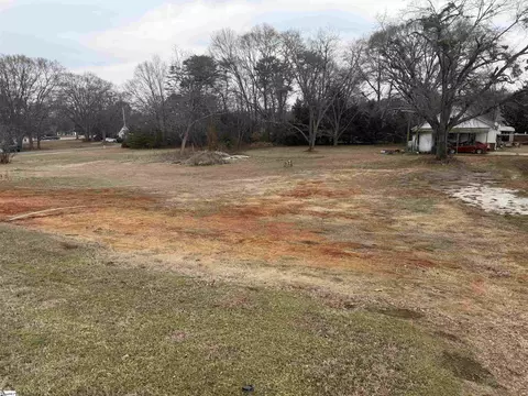 712 N Main St, Greer, SC 29651
