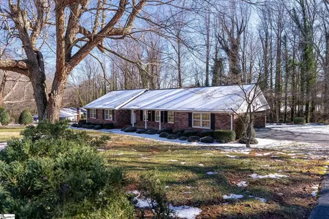 Exterior - 402 Pearle Dr, Easley, SC 29642 photo 2 of 9