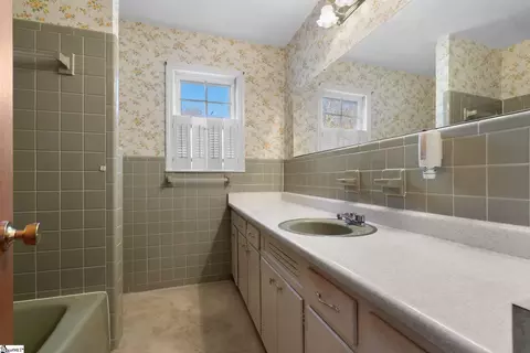 Bath - 402 Pearle Dr, Easley, SC 29642 photo 2 of 2
