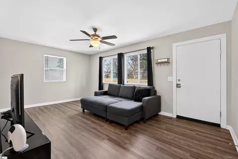 Living - 102 Beth St, Greer, SC 29651 photo 2 of 4