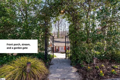 107 Stone Ridge Ct, Greer, SC 29650