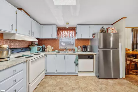 Kitchen - 589 Ross Hill Rd, Gaffney, SC 29341 photo 2 of 3