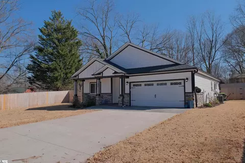 206 E Tucker St, Landrum, SC 29356