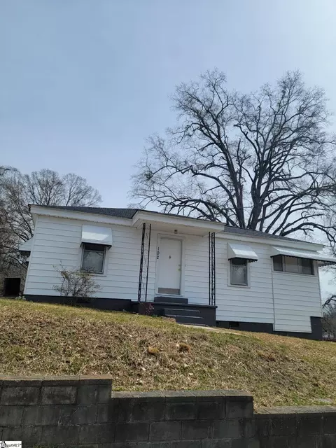 102 High St, Laurens, SC 29360