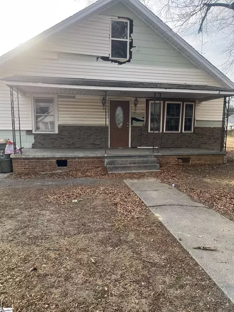 98 Palmetto St, Clinton, SC 29325