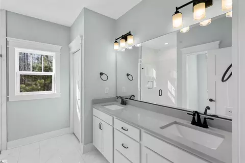 Bath - 115 Elliott Cir, Mccormick, SC 29835 photo 2 of 3