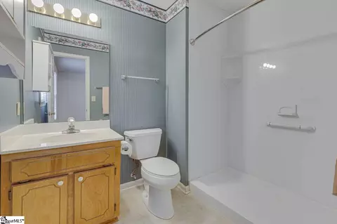 Bath - 43 Rollingreen Rd, Greer, SC 29651 photo 3 of 3