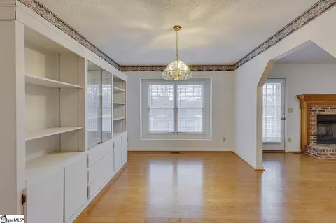 Living - 43 Rollingreen Rd, Greer, SC 29651 photo 2 of 8