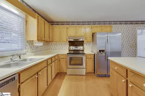 Kitchen - 43 Rollingreen Rd, Greer, SC 29651 photo 4 of 5