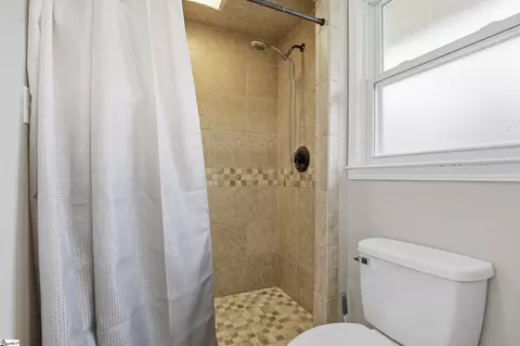 Bath - 400 Clarendon Dr, Easley, SC 29642 photo 2 of 5