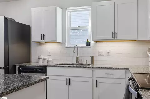 Kitchen - 489 Wagon Trl, Duncan, SC 29334 photo 2 of 4