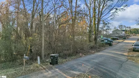 210 Wilson St, Greer, SC 29651
