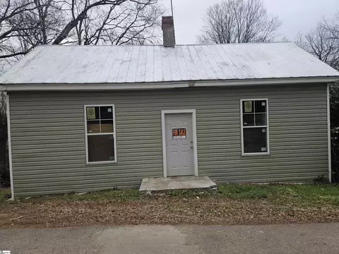 102 Pine St, Laurens, SC 29360