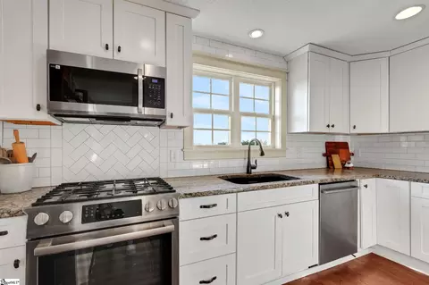 Kitchen - 558 Barnett Rd, Greer, SC 29651 photo 3 of 3