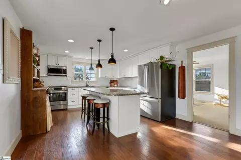 Kitchen - 558 Barnett Rd, Greer, SC 29651 photo 2 of 3
