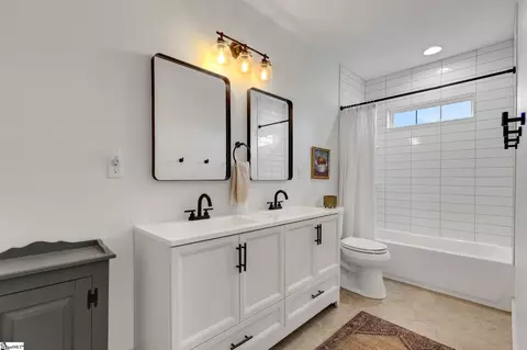 Bath - 558 Barnett Rd, Greer, SC 29651 photo 2 of 3