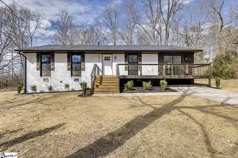 136 W Bluford St, Clinton, SC 29325