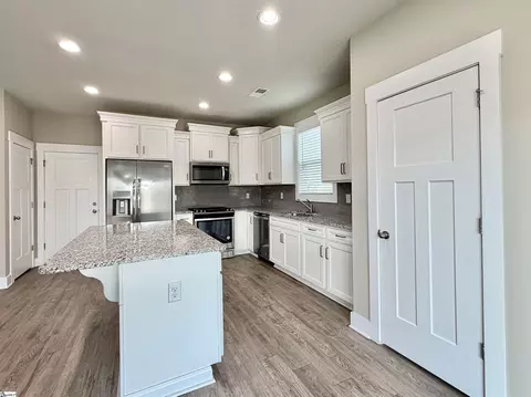 Kitchen - 419 Vestry Pl, Moore, SC 29369 photo 2 of 5
