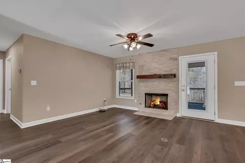 Living - 533 Stokes Dr, Seneca, SC 29672 photo 2 of 7