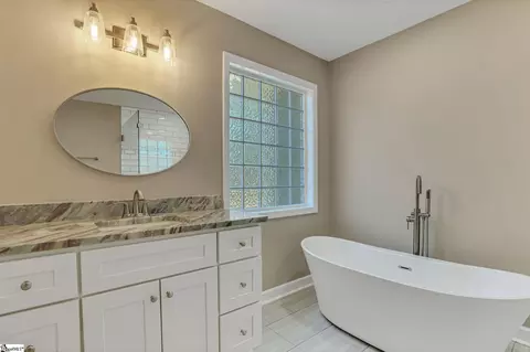 Bath - 533 Stokes Dr, Seneca, SC 29672 photo 4 of 4