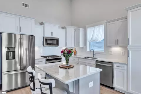 Kitchen - 207 Benjamin Dr, Easley, SC 29642 photo 2 of 3
