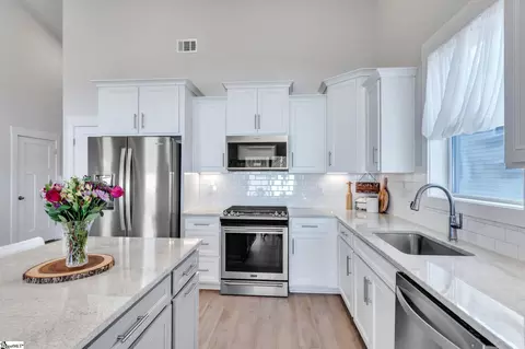 Kitchen - 207 Benjamin Dr, Easley, SC 29642 photo 1 of 3