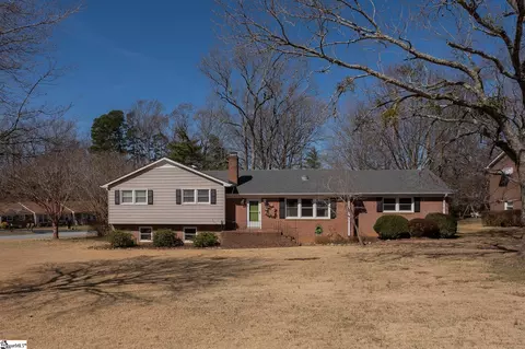 332 St James Dr, Spartanburg, SC 29301