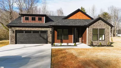 546 Dillon St, Chesnee, SC 29323