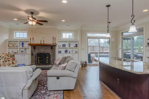 Living - 610 Ladowick Ct, Moore, SC 29369 photo 2 of 7