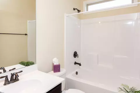 Bath - 610 Ladowick Ct, Moore, SC 29369 photo 3 of 4