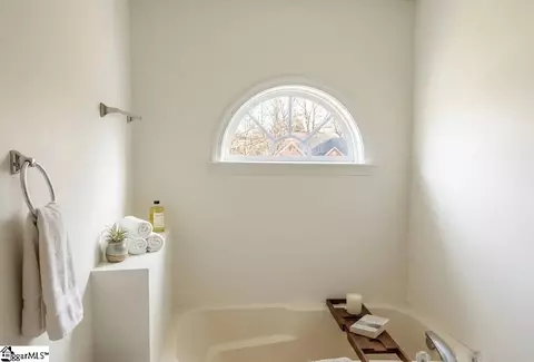 Bath - 14 St Thomas Ct, Greer, SC 29651 photo 2 of 3