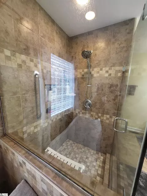 Bath - 828 Bishop Ave, Greer, SC 29651 photo 5 of 9