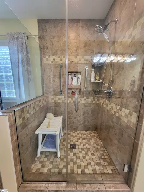 Bath - 828 Bishop Ave, Greer, SC 29651 photo 4 of 9