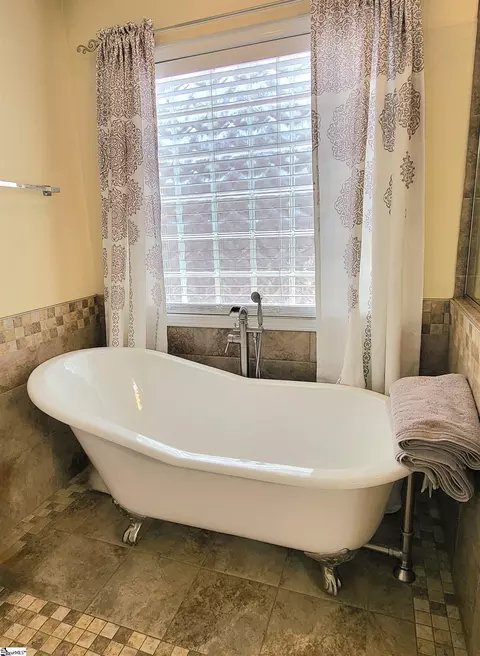 Bath - 828 Bishop Ave, Greer, SC 29651 photo 6 of 9