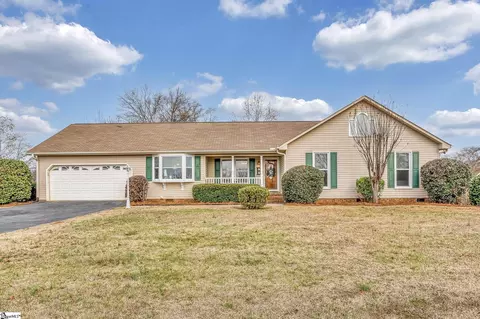 437 Cresthaven Dr, Boiling Springs, SC 29316