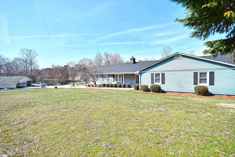 Exterior - 201 Buckingham Rd, Easley, SC 29640 photo 2 of 10