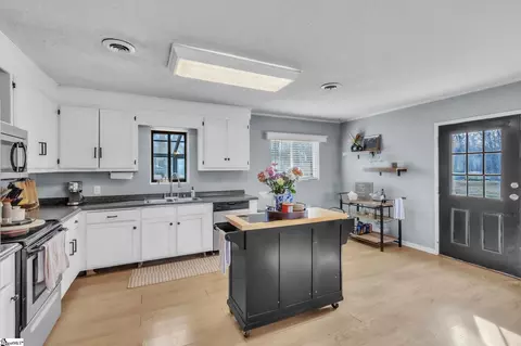 Kitchen - 139 Louise Dr, Pendleton, SC 29670 photo 2 of 4