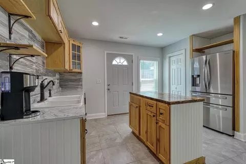 Kitchen - 611 Pearson Town Rd, Moore, SC 29369 photo 7 of 8