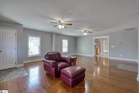 Living - 611 Pearson Town Rd, Moore, SC 29369 photo 3 of 3