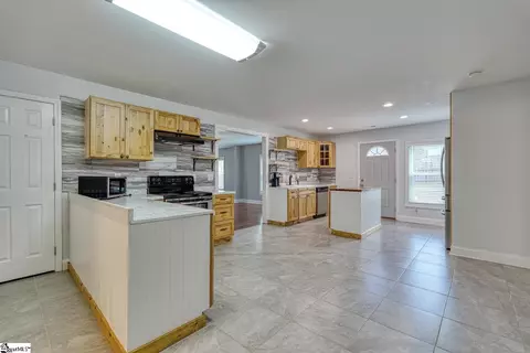 Kitchen - 611 Pearson Town Rd, Moore, SC 29369 photo 6 of 8