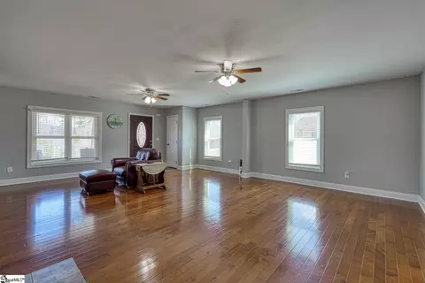 Living - 611 Pearson Town Rd, Moore, SC 29369 photo 2 of 3