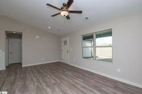 Living - 9946 Highway 252, Ware Shoals, SC 29692 photo 3 of 5