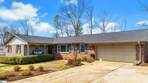 10 Elmwood Dr, Taylors, SC 29687