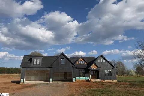 992 Bumblebee Ln, Wellford, SC 29385