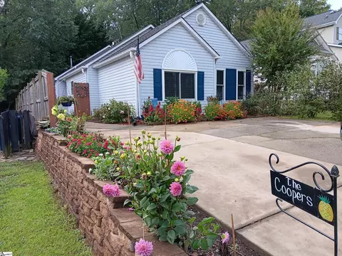 20 Lantern Ln, Greer, SC 29651