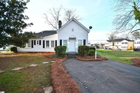 Exterior - 210 Walnut Hill Dr, Easley, SC 29642 photo 2 of 9