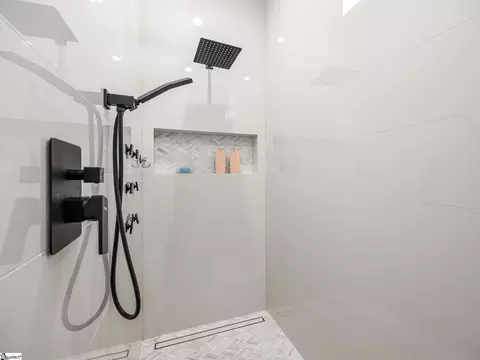 Bath - 630 Monfret Ct, Moore, SC 29369 photo 4 of 8