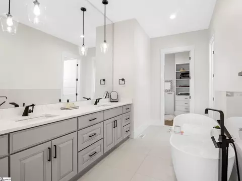 Bath - 630 Monfret Ct, Moore, SC 29369 photo 2 of 8