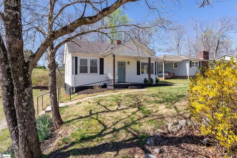 206 Cardinal Dr, Taylors, SC 29687