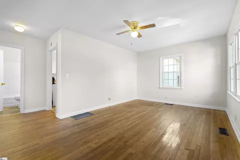 Living - 115 Cooley St, Duncan, SC 29334 photo 4 of 4